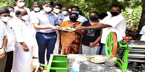 திருவண்ணாமலை: முதல்வர் நிவாரண நிதிக்கு ஆட்சியரிடம் ரூ.5000 அளித்த கரும்பு ஜூஸ் வியாபாரி