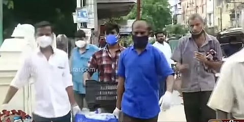 கொரோனா கால மகத்துவர்: ஆதரவற்றோருக்கு தினசரி 3 வேளை உணவளிக்கும் மதுரை இளைஞர்கள்!