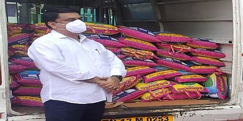 துளிர்க்கும் நம்பிக்கை: 100 ஏழைக்குடும்பங்களுக்கு தலா 10கி அரிசி.. நெகிழவைத்த தன்னார்வலர்