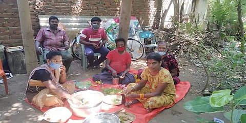 "கையேந்தி நின்ற காலத்தில் கைகொடுத்த சமுதாயம்" - உதவிக்கரம் நீட்டும் திருநங்கைகள்