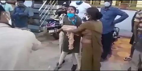 ஆந்திரா: பணிமுடிந்து வீடு திரும்பிய செவிலியலியரிடம் வாகனத்தை பறிமுதல் செய்த போலீசார்