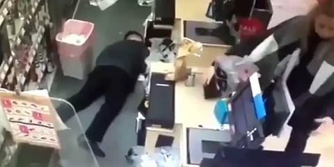 பிரிட்டன்: வேலை செய்யும்போது மயங்கி விழுவது போல நடித்த ஊழியர் - வீடியோ