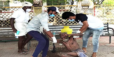 நோய்வாய்ப்பட்டு சாலையில் படுத்துக்கிடந்த முதியவரை மருத்துவமனையில் சேர்த்த இளைஞர்கள்