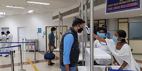 2 டோஸ் தடுப்பூசி போட்டுக்கொண்டால் சலுகை? - உள்நாட்டு விமான பயணிகளுக்கு வருகிறது தளர்வு