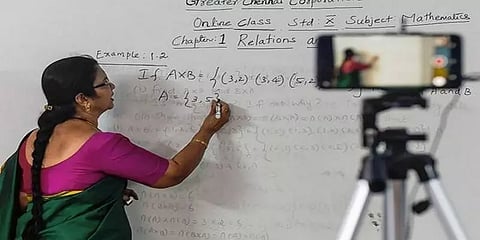 ஆன்லைன் வகுப்பு நெறிமுறை - முதல்வருடன் பள்ளிக்கல்வித்துறை அமைச்சர் ஆலோசனை