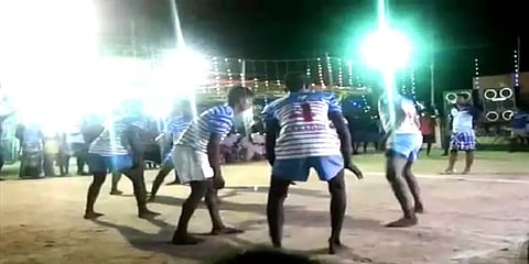 ஊரடங்கை மீறி கோயில் திருவிழாவில் நடந்த விளையாட்டுப் போட்டி: வைரலாகும் வீடியோ