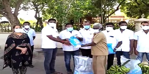 கரூர்: மின்மயான ஊழியர்களுக்கு நிவாரண பொருட்கள் வழங்கிய உதயநிதி ஸ்டாலின் ரசிகர்கள்