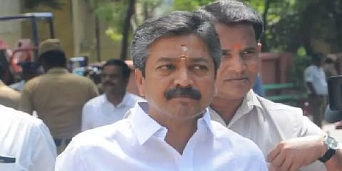 கருவாடு மீனாகாது, அப்படியே ஆனாலும் அதிமுகவை சசிகலா கைப்பற்ற முடியாது - சி.வி.சண்முகம்