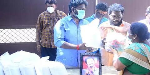 புதுச்சேரி: ஏழைக்குடும்பங்களுக்கு அரிசி, காய்கறி வழங்கிய விஜய் மக்கள் இயக்கத்தினர்