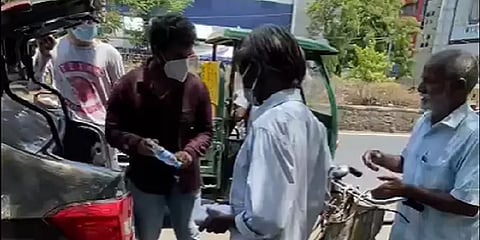 "எங்கள் பகுதி வீதியோரவாசிகள் பசியால் வாடாமல் உதவுகிறோம்!" - ஒரு Vlogger-ன் முன்னெடுப்பு