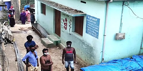 கூடலூர்: 10 மணிநேரம் காத்திருந்தும் ஆம்புலன்ஸ் வராததால் சாலைக்கு வந்த கொரோனா நோயாளிகள்