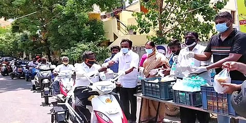 சென்னை: ஊரடங்கால் பாதிக்கப்பட்ட 1000 பேருக்கு மட்டன் பிரியாணி வழங்கிய முன்னாள் கவுன்சிலர்
