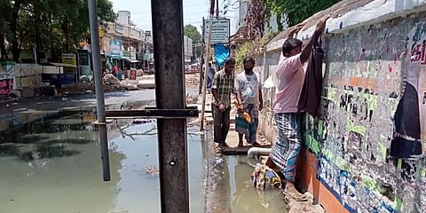 திருச்சி: சாலையில் சாக்கடை கழிவுநீர் - சாகசம் செய்யும் பொதுமக்கள்