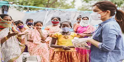 ஊரடங்கில் ஏழைகளுக்கு உணவளிக்கும் நடிகை ராஷி கண்ணா: மக்களும் நிதியளிக்க கோரிக்கை