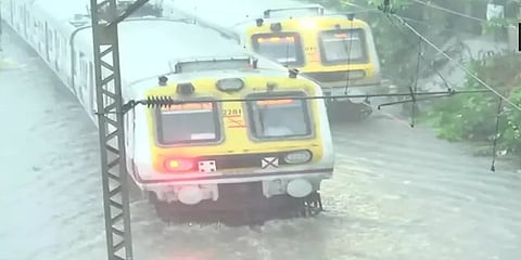 மும்பை: கனமழை காரணமாக ரயில் தடங்கள் மூழ்கின; ரயில் சேவைகள் நிறுத்தம்