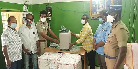 பழனி அரசு மருத்துவமனைக்கு ஆக்சிஜன் செறிவூட்டிகள் வழங்கிய துபாய் வாழ் தமிழர்கள்