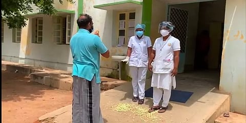 செவிலியர்களின் பாதங்களில் பூவை தூவி நன்றி தெரிவித்த கொரோனாவில் இருந்து மீண்ட நபர்