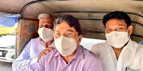 ஊரடங்கு விதிகளை மீறி ஒரே ஆட்டோவில் ‘தயாநிதி மாறன் - சேகர் பாபு - அன்பில் மகேஷ்’