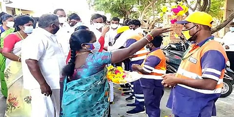 துளிர்க்கும் நம்பிக்கை: தூய்மை பணியாளர்களுக்கு நிவாரணம் வழங்கி மரியாதை செய்த பொதுமக்கள்