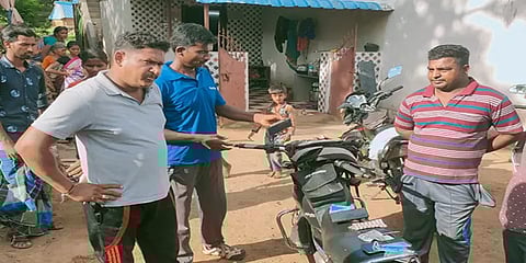 சாராய வேட்டைக்கு சென்ற இடத்தில் நகை மற்றும் பணத்தை திருடியதாக 3 காவலர்கள் மீது வழக்கு