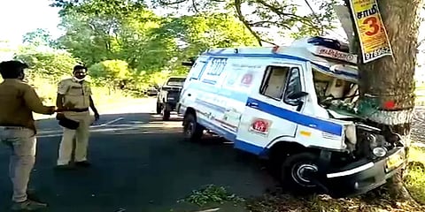 கள்ளக்குறிச்சி: ஆம்புலன்ஸ் மரத்தில் மோதிய விபத்தில் கர்ப்பிணி பெண் உட்பட 3 பேர் உயிரிழப்பு