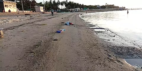 வைகாசி அமாவாசை: பக்தர்கள் இன்றி வெறிச்சோடிய ராமேஸ்வரம் அக்னி தீர்த்த கடற்கரை