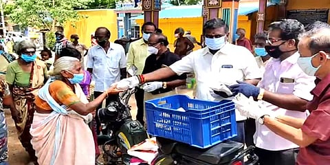 கொரோனா கால மகத்துவர்: நாள்தோறும் 500 பேருக்கு உணவளிக்கும் வாட்ஸ்-அப் குரூப் நண்பர்கள்