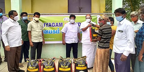 கொரோனா கால மகத்துவர்: 180 குடும்பங்களுக்கு அரிசி வழங்கிய கிருஷ்ணகிரி வையகம் பவுண்டேசன்