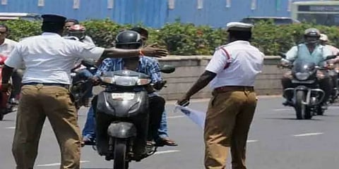 சென்னை: வாகன தணிக்கையின் போது காவலர்களிடம் ஒருமையில் பேசி வாக்குவாதம்