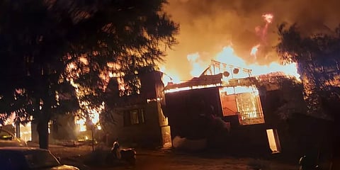 ஜம்மு காஷ்மீர்: சமையல் எரிவாயு கசிவால் தீ விபத்து; அடுத்தடுத்து 20 வீடுகளுக்கு பரவிய தீ