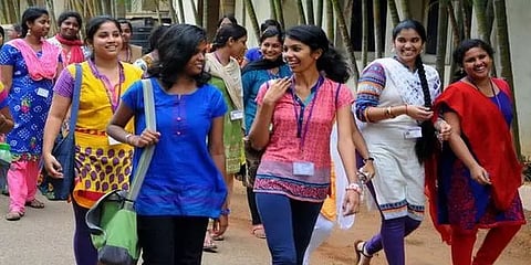 உயர்கல்வியில் மாணவர்களை விட மாணவிகளே அதிகம்: ஆய்வறிக்கையில் தகவல்