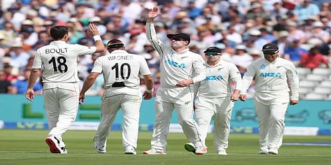 ட்ரெண்ட் போல்ட் அசத்தல் - இங்கிலாந்து 303 ரன்களுக்கு ஆல் அவுட்