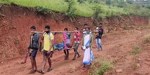 ஆந்திரா : சாலை வசதி இல்லாததால் கர்ப்பிணி பெண்ணை 10 கி.மீ டோலியில் சுமந்த உறவினர்கள்