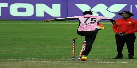 'ஸ்டெம்பை உதைத்து தூக்கி எறிந்து'- மைதானத்தில் அநாகரிகமாக நடந்துக்கொண்ட ஷகிப் அல் ஹசன்