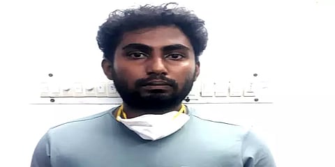 எம்.பி.-யின் பெயரில் போலி பாஸ்: காரில் இளம்பெண்ணுடன் வலம்வந்த பல் டாக்டர் கைது