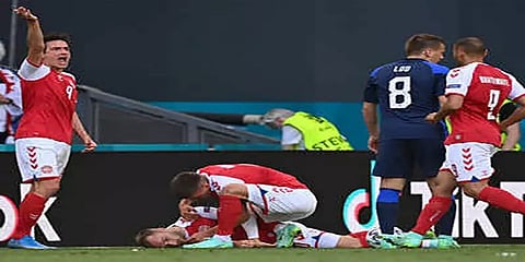 யூரோ கோப்பை கால்பந்து: மைதானத்தில் மயங்கி விழுந்த டென்மார்க் வீரர் - ரத்தான போட்டி
