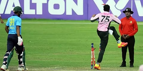 ஸ்டம்புகளை பிடுங்கி வீசிய விவகாரம்: ஷாகிப் அல் ஹசன் 4 ஆட்டங்களில் விளையாட தடை