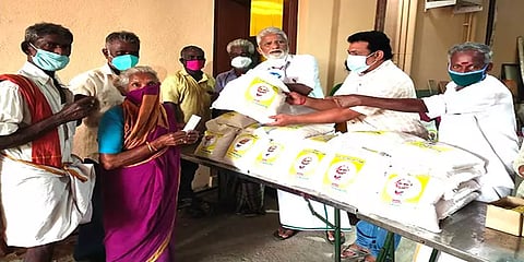 கொரோனா கால மகத்துவர்: 1600 குடும்பங்களுக்கு நிவாரணம் வழங்கிய சிலைமான் ஊராட்சிமன்றத் தலைவர்