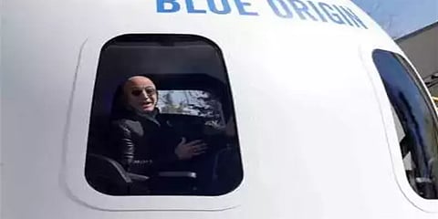 ஜெஃப் பெஸாஸ் உடன் விண்வெளிக்கு பயணிப்பதற்கான டிக்கெட் 205 கோடி ரூபாய்க்கு ஏலத்தில் விற்பனை