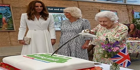 வாள் ஏந்தி கேக் வெட்டிய எலிசபெத் மகாராணி: வைரலாகும் வீடியோ