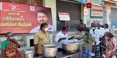 ’விஜய் விலையில்லா விருந்தகம்’: ஏழைகளுக்கு உணவளிக்கும் தஞ்சை விஜய் மக்கள் இயக்கத்தினர்