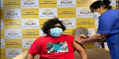 கொரோனா தடுப்பூசி செலுத்திக்கொண்ட நடிகர் யோகி பாபு