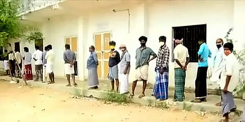 திறக்காத மதுபானக்கடை: தஞ்சையிலிருந்து புதுக்கோட்டைக்கு படையெடுக்கும் மதுப்பிரியர்கள்