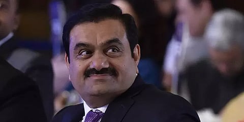 மூன்று முதலீட்டுக் கணக்குகள் முடக்கம்: ஆட்டம் கண்ட அதானி குழும பங்குகள்!