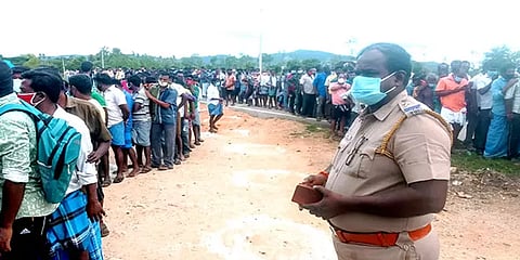 ‘மாவட்டம் விட்டு மாவட்டம், கடும் வெயில்’ - காவல்துறைக்கே டஃப் கொடுக்கும் மதுகுடிப்போர்