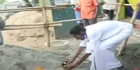 டாஸ்மாக் திறப்பு: தேங்காய் உடைத்து, சூடம் ஏற்றி திருஷ்டி கழித்த மது குடிப்போர்