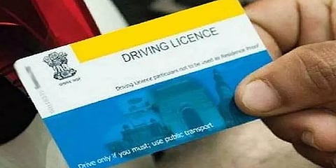 புனே: ஆன்லைனில் லைசன்ஸ் பதிவுசெய்த இளைஞருக்கு பெண் போட்டோவுடன் கிடைத்த உரிமம்