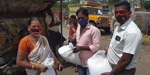 துளிர்க்கும் நம்பிக்கை: 15 குடும்பங்களுக்கு ஒரு மாதத்துக்கான மளிகை பொருட்கள்