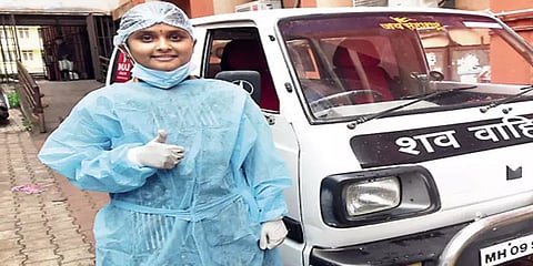 கொரோனாவால் இறந்தவர்களின் உடல்களை ஆம்புலன்ஸில் கொண்டுசெல்லும் 20 வயது கல்லூரி மாணவி