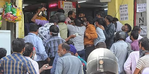 கேரளா: இன்று முதல் ஊரடங்கில் கூடுதல் தளர்வுகள்; மதுக்கடைகள் திறப்பு